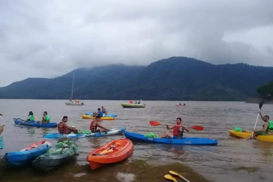 BUENA PREDISPOSICIÓN. Grandes y chicos se sumaron a la iniciativa ecológica con entusiasmo mientras recolectaban los residuos en bolsas de plástico con las manos protegidas. Los más experimentados trabajaron en los puntos más alejados del dique, por agua, con la ayuda del kayak y un chaleco salvavidas.