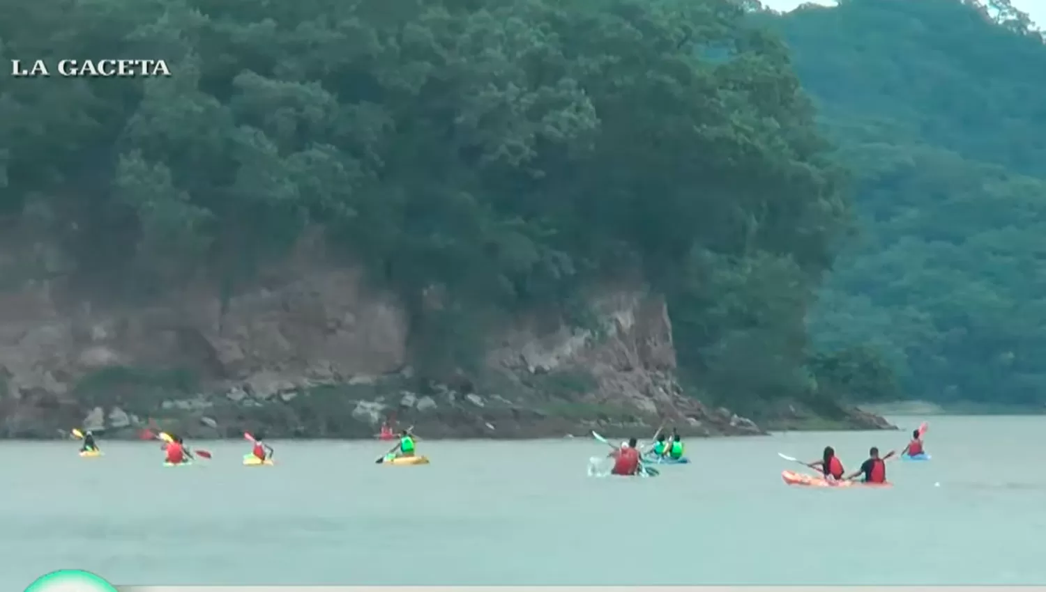 En Kayak, los ambientalistas limpiaron el dique El Cadillal