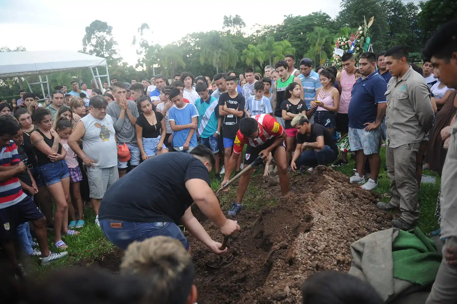 Familiares y amigos entierran al joven asesinado por el 