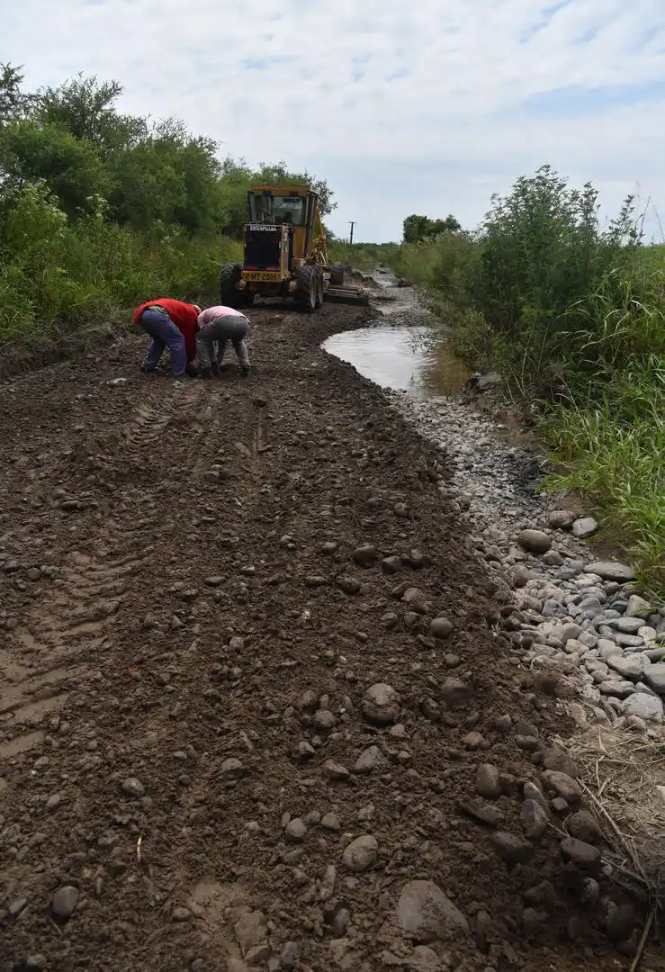 DESTRUIDA. La ruta 328,  que empalma con la 157 a la altura de Atahona y por la que se accede a Villa Chicligasta, se inundó y presenta enormes socavones a partir del paraje de Ampata.  