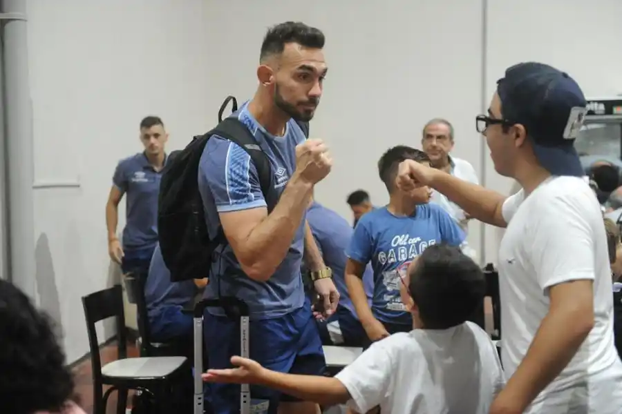 PARTICULAR SALUDO. Alejandro Sánchez choca los puños con un hincha que se acercó al aeropuerto a despedir al plantel.  