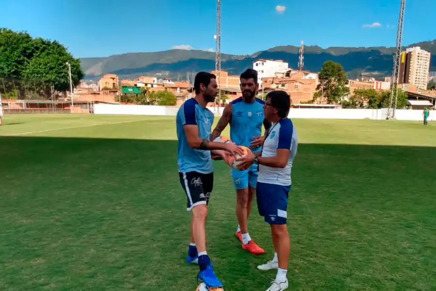 CHARLA. Lucchetti y el profe Alfonso hablan, mientras Javier Toledo escucha. FOTO PRENSA ATLÉTICO