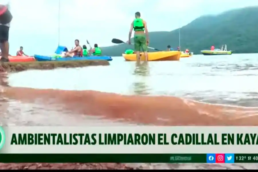 En Kayak, los ambientalistas limpiaron el dique El Cadillal