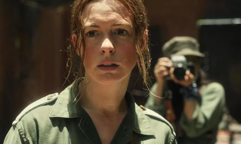 “SU ÚLTIMO DESEO”. En la película de Netflix, con Anne Hathaway, Willem Dafoe y Ben Affleck, una periodista queda involucrada en una operación de venta de armas en Centroamérica. 