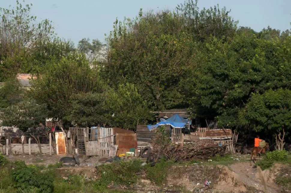 LA COSTANERA. El barrio es uno de los más afectados por la pobreza en el Gran San Miguel de Tucumán.  LA GACETA / FOTO DE DIEGO ARÁOZ 