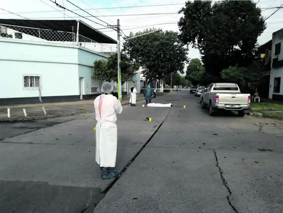 LA ESQUINA TRÁGICA. Peritos trabajan en San Martín y Saavedra. 