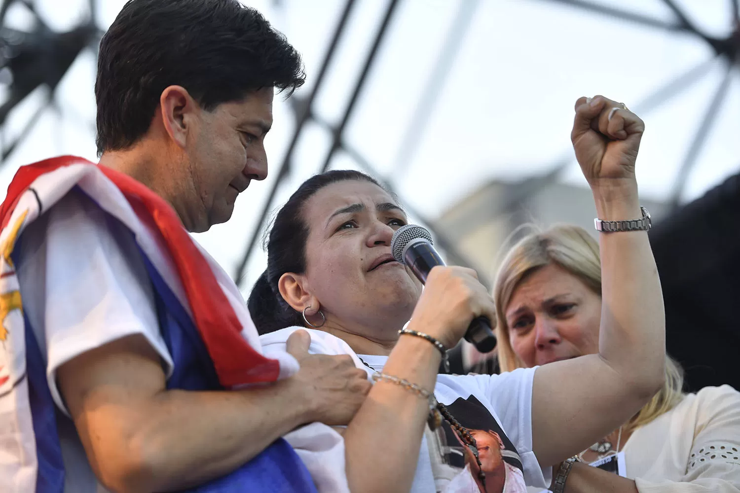 Silvino Báez y Graciela Sosa, padre y madre de Fernando, en el pedido de justicia por el joven asesinado en Villa Gesell, ante una numerosa concentración frente al Congreso.
