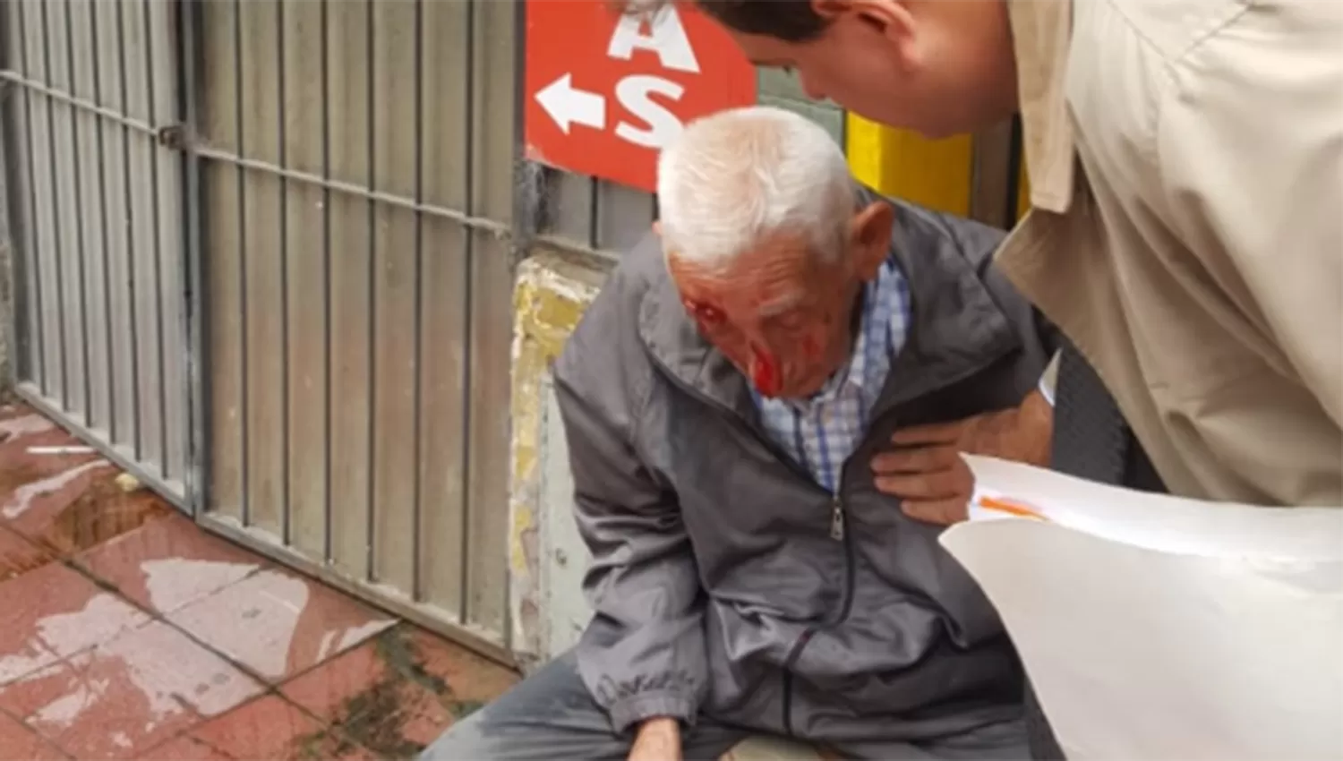 En pleno centro: un hombre de 90 años se tropezó y sufrió una fractura de nariz