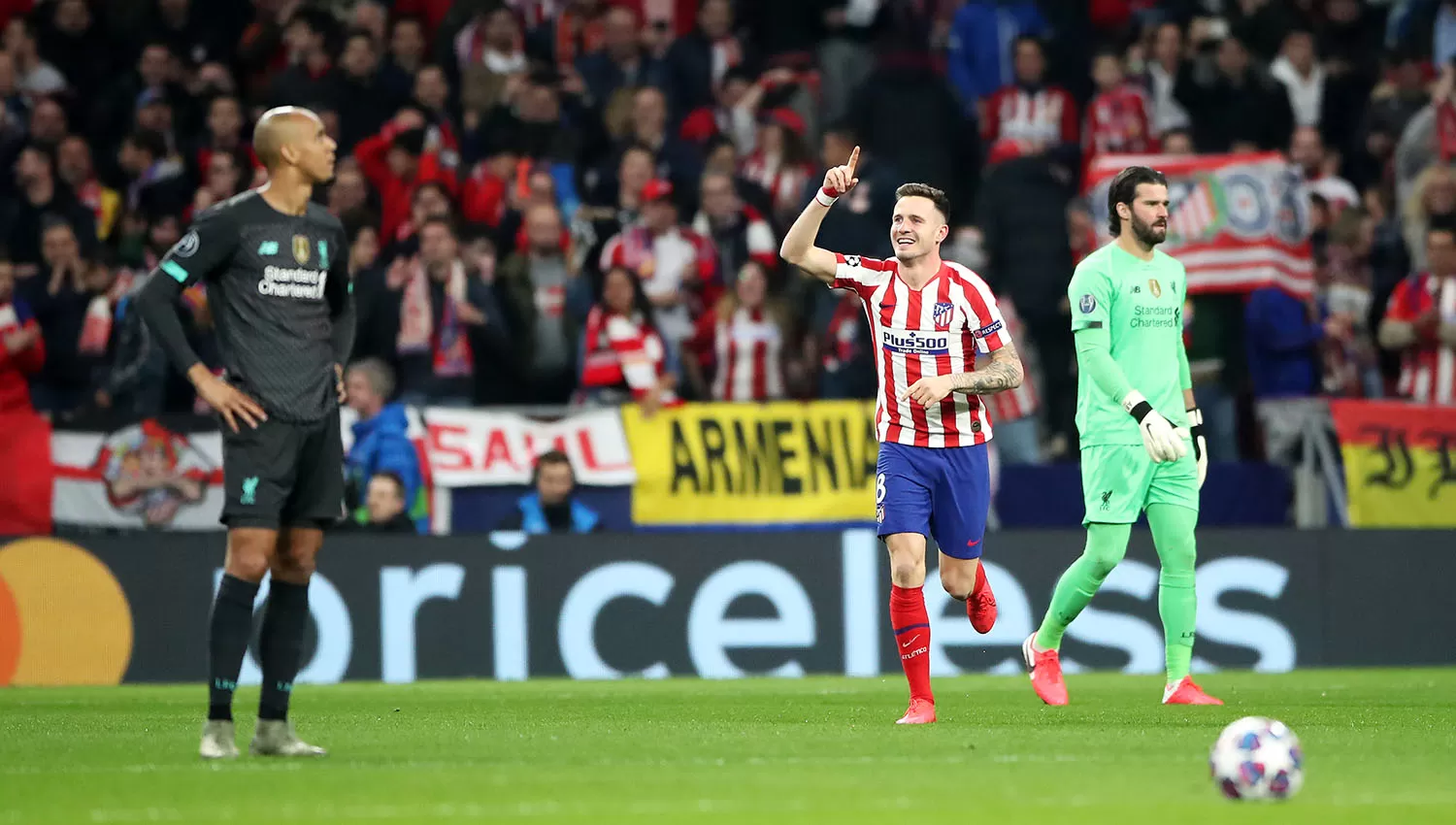 Saúl Ñíguez festeja su gol ante el Liverpool. (REUTERS)