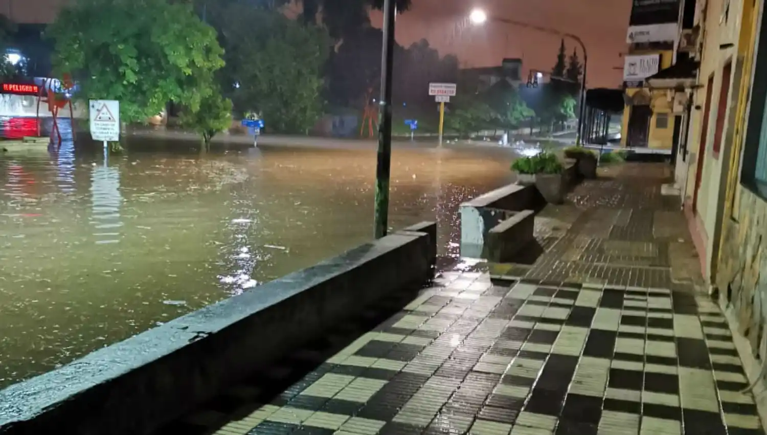 El temporal hizo que el puente Central Córdoba acumulara varios metros de agua
