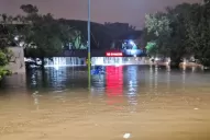 El temporal hizo que el puente Central Córdoba acumulara varios metros de agua