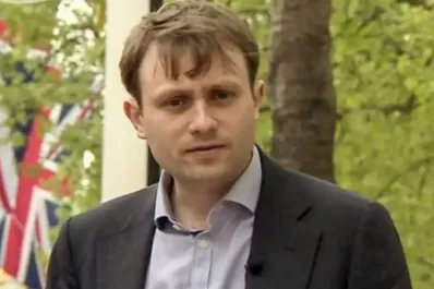 Por racista y sexista, el gobierno británico aleja a un asesor