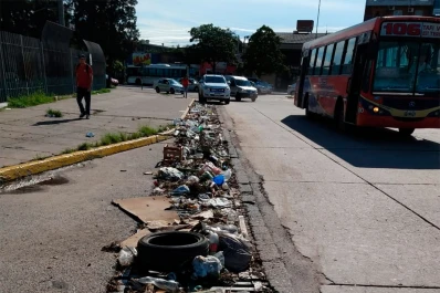 Un desagüe tapado de basura: lleva por lo menos dos días así