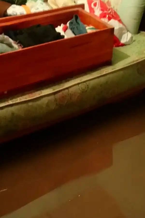 INUNDACIONES. El agua dentro de una vivienda del barrio Judicial.