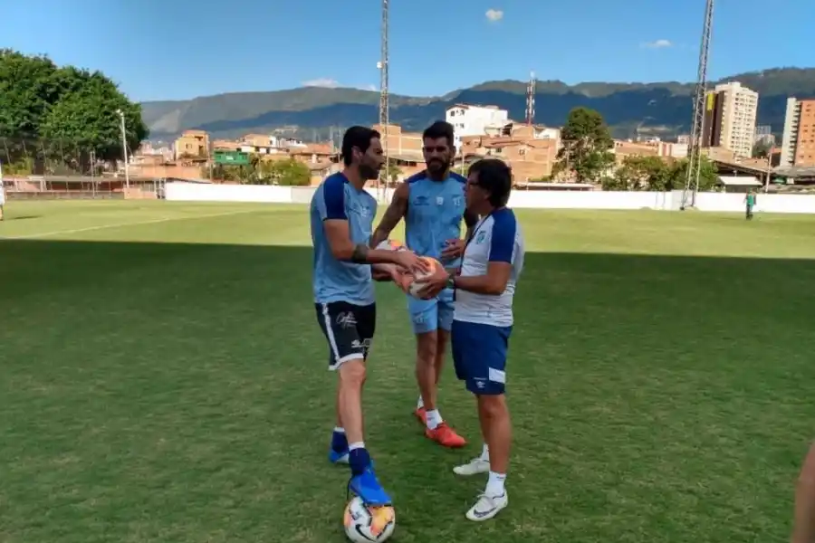 CHARLA. Lucchetti y el preparador físico Alfonso Meoni hablan, ante la mirada de Javier Toledo. 