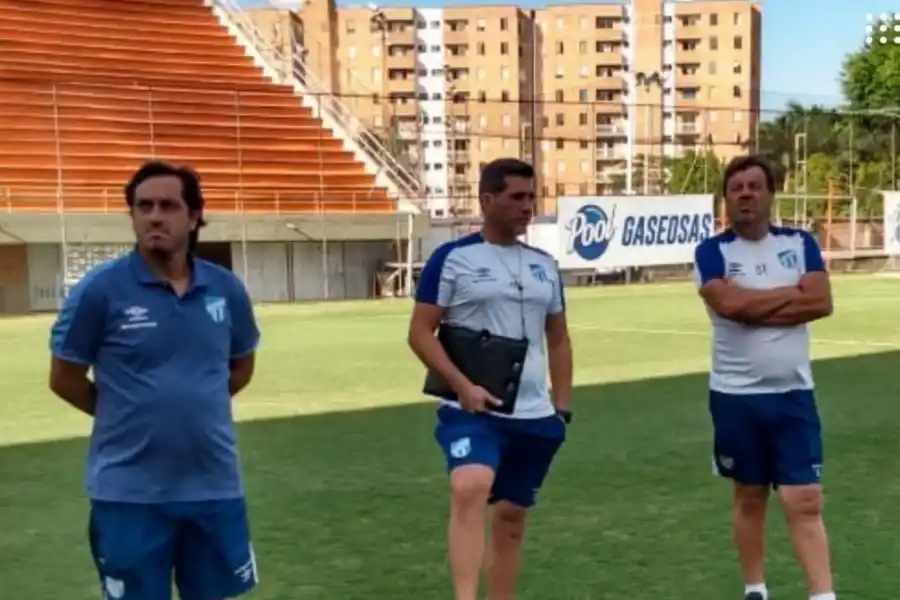 CUERPO TÉCNICO. Zielinski, Emmanuel Depaoli y el manager Diego Erroz, en la práctica de ayer.