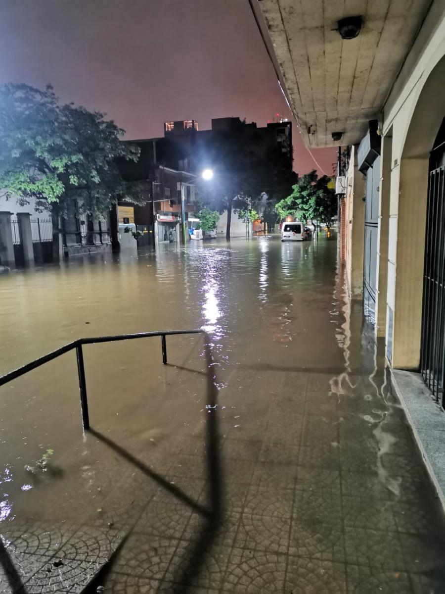 El temporal hizo que el puente Central Córdoba acumulara varios metros de agua