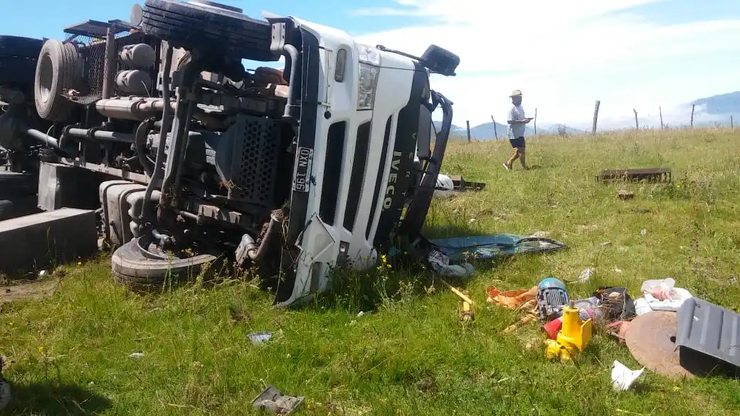 El camión quedó completamente destruido