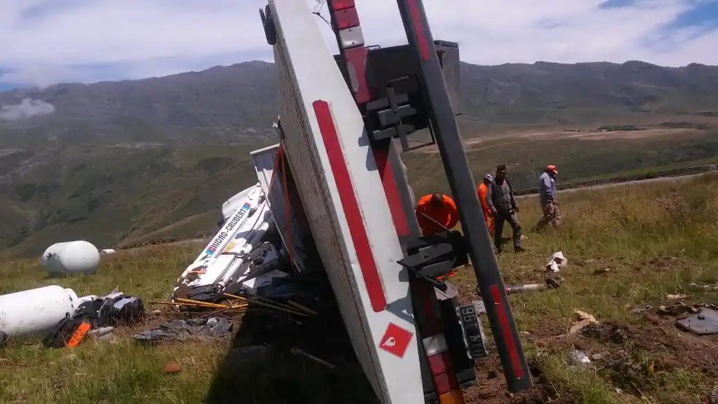 Los garrafones de gas, algunos cargados, quedaron esparcidos a la orilla de la ruta.