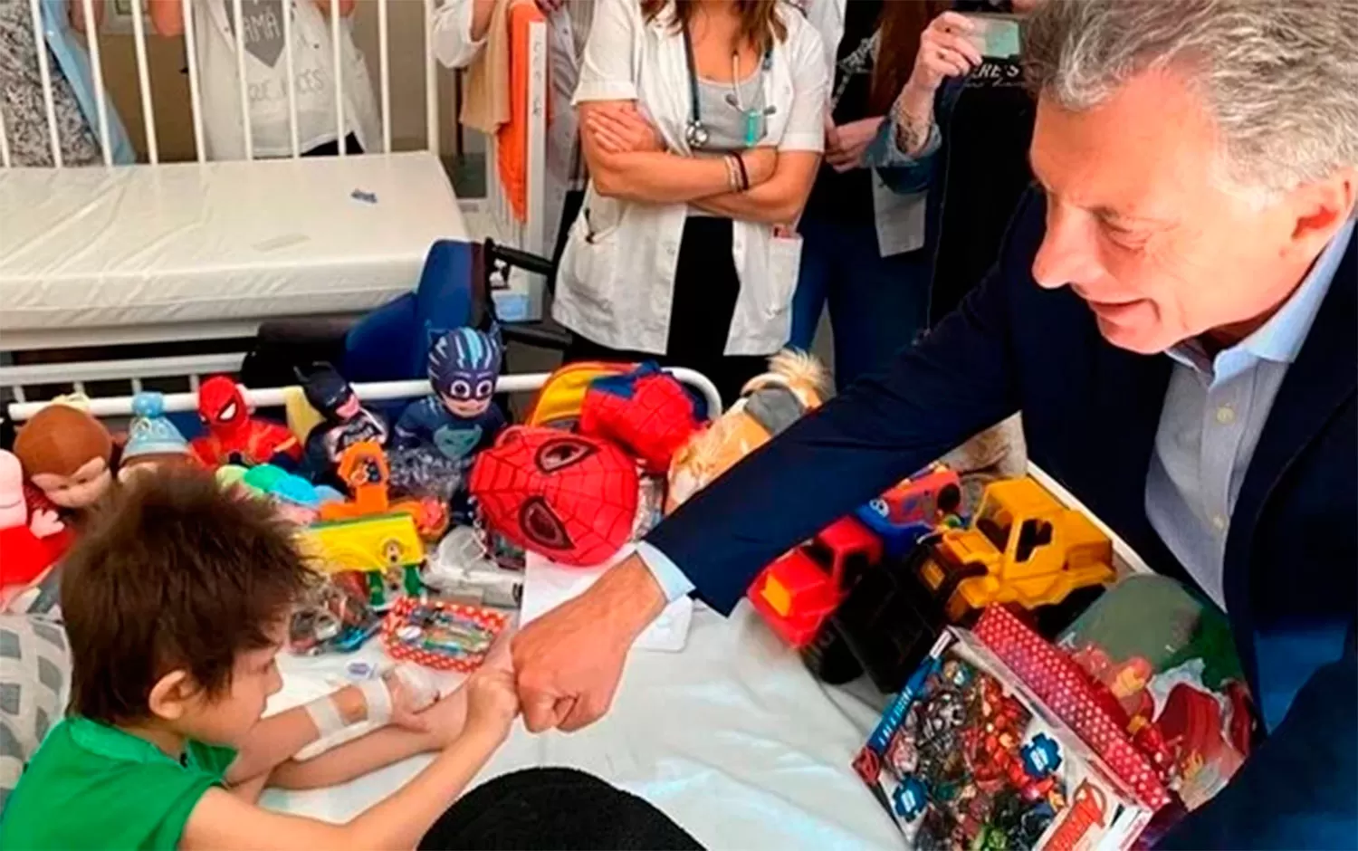 Macri visitó a un niño con cáncer terminal que quería comer un pancho con él