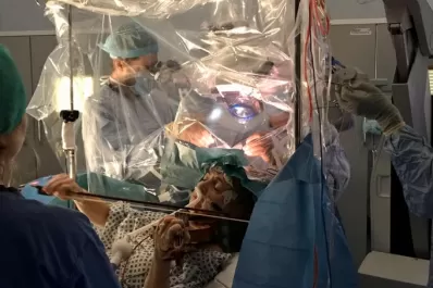 Video: mientras le extirpaban un tumor cerebral, una mujer tocó su violín