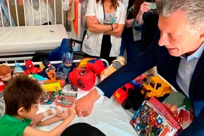 Macri visitó a un niño con cáncer terminal que quería comer un pancho con él