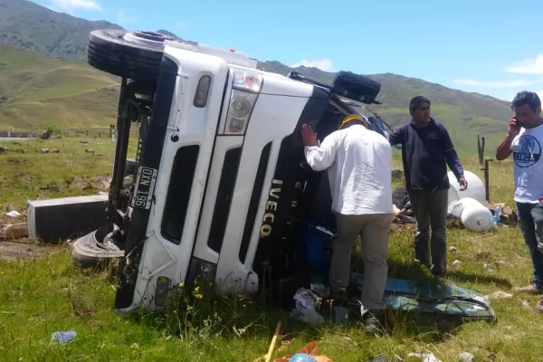 Ruta 307: volcó un camión que llevaba garrafones de gas, a 20 km de Tafí del Valle