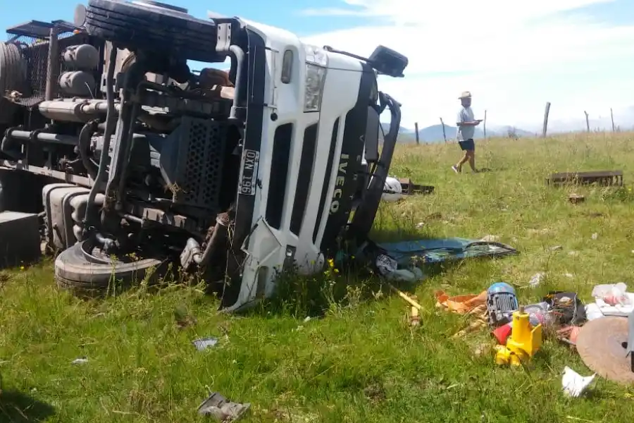 El camión quedó completamente destruido