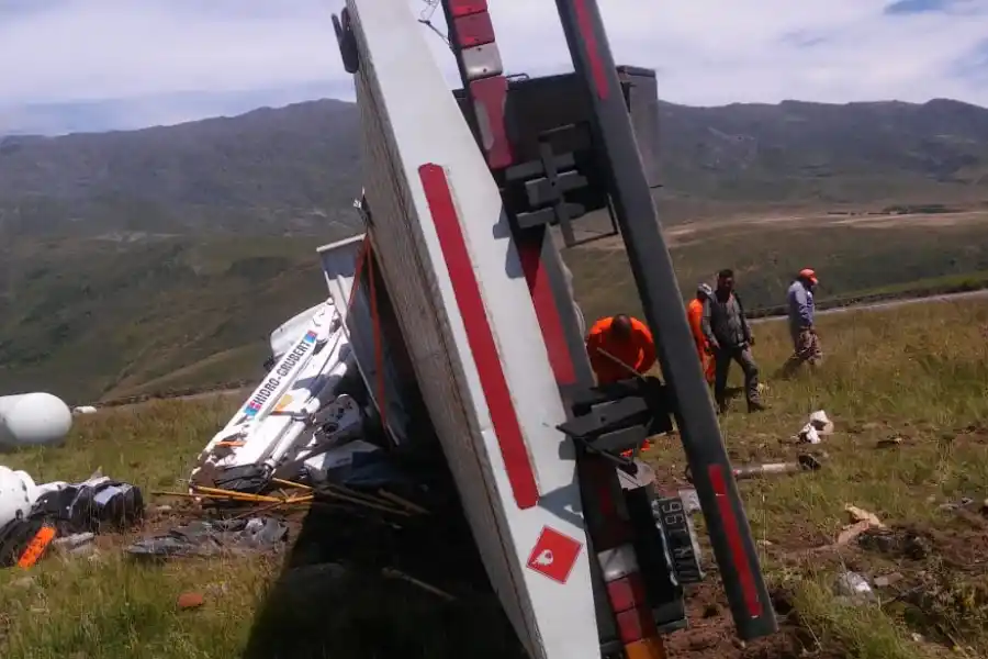 Los garrafones de gas, algunos cargados, quedaron esparcidos a la orilla de la ruta.