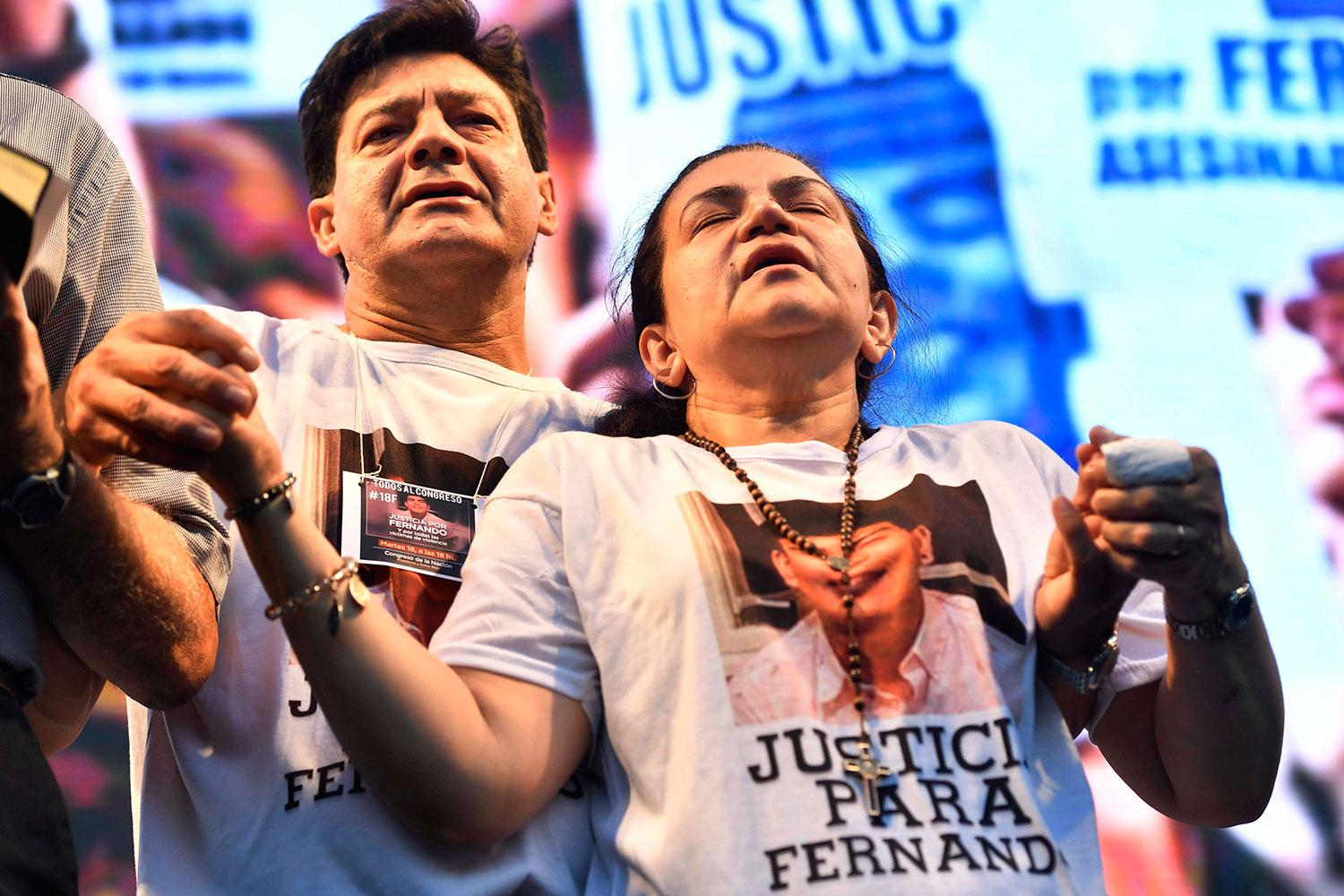 DESCONSOLADOS. Los padres de Fernando, durante la marcha de ayer en el Congreso de la Nación. TÉLAM