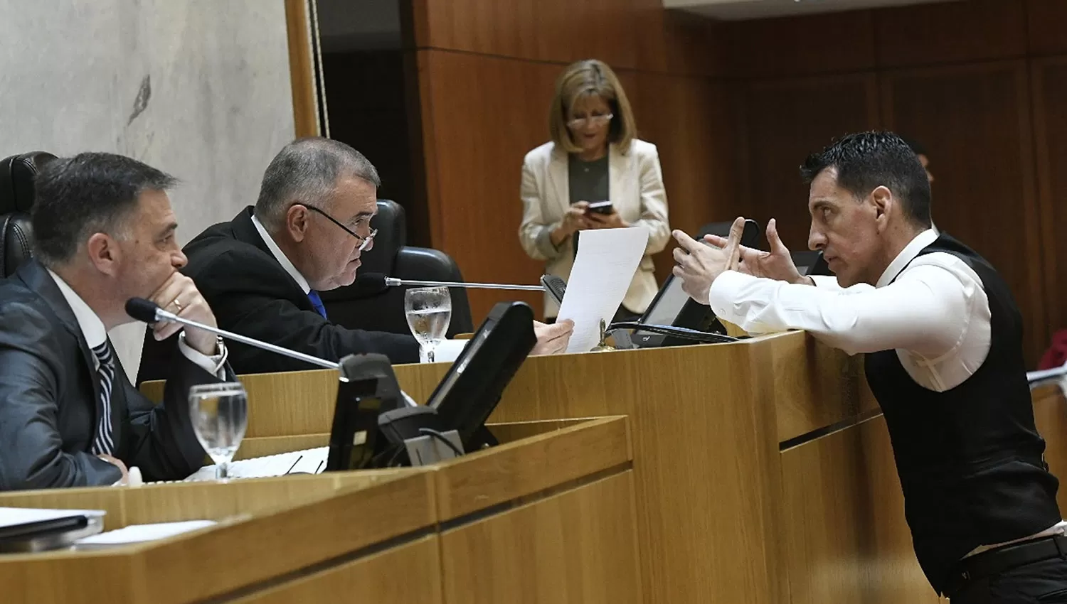 EN EL RECINTO. El manzurista Vargas Aignasse dialoga en una sesión con el vicegobernador Jaldo. FOTO: Prensa Legislatura