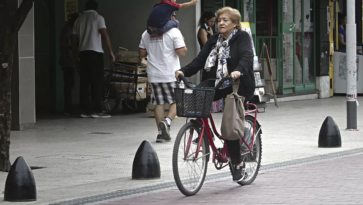SALUD, AHORRO, PRACTICIDAD. La bicicleta es útil para todas las edades y en todos los lugares, y su uso se está extendiendo por las calles de Concepción. 