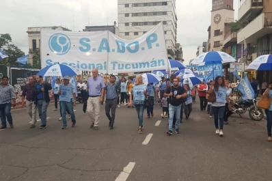 Frente a la Casa de Gobierno, los estatales exigieron la cláusula gatillo