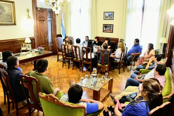 Suspenden la reducción de extensiones horarias y de horas extras a estatales