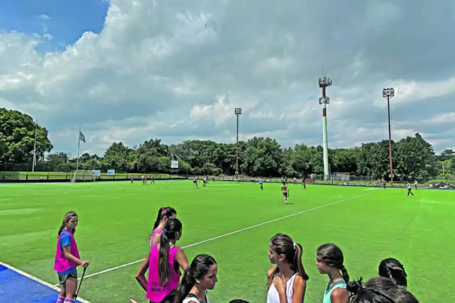 PROBANDO. Finalizado el pegado de la cancha, las chicas revisaron cada metro.   