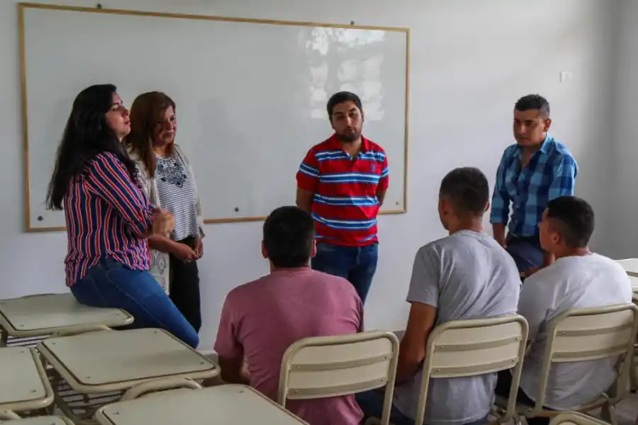 EN EL AULA. Internos del penal conversan con los docentes.