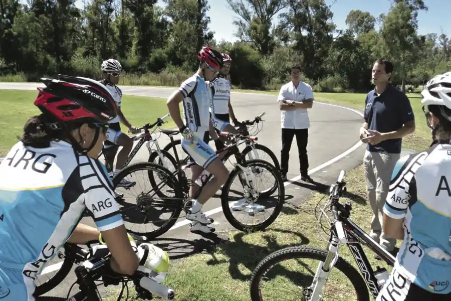 EN EL ROL DE ENTRENADOR. Alejandro Palma, con integrantes del seleccionado argentino de mountain bike. 