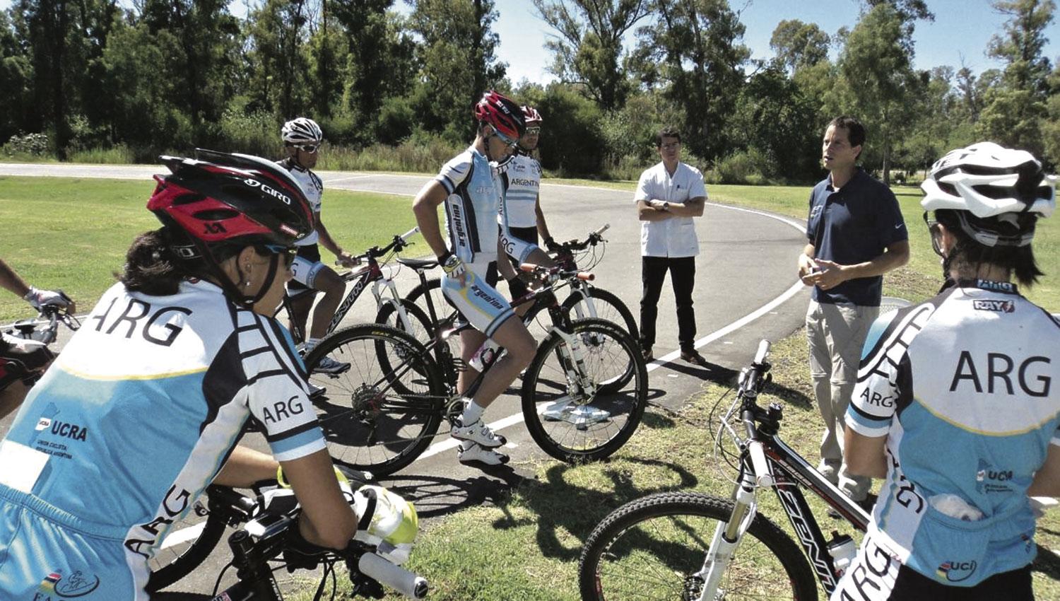 EN EL ROL DE ENTRENADOR. Alejandro Palma, con integrantes del seleccionado argentino de mountain bike. 
