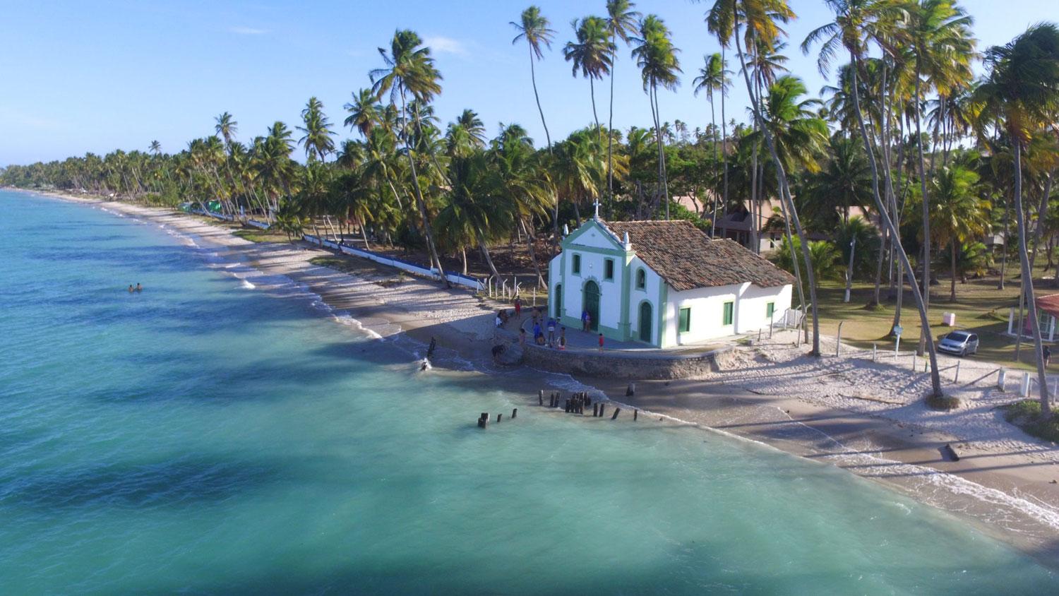 Praia dos Carneiros: una iglesia sobre una playa paradisíaca en Brasil