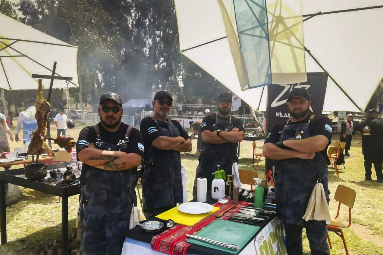El equipo de Zur, los asadores tucumanos que salieron primeros en la categoría Cerdo, en La Serena, Chile.