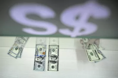 Dólar Qatar y dólar Coldplay: cómo afecta a viajes, recitales y topes de consumo con tarjeta