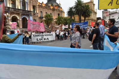 Manzur envía señales para sostener la paz social