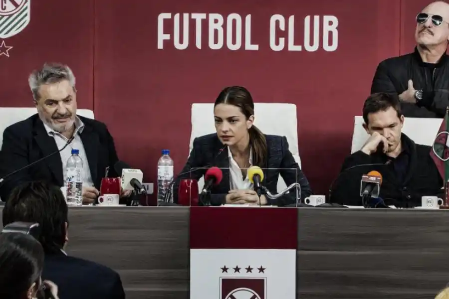 CONFERENCIA. Dolores Fonzi, en el papel de la jefa de seguridad del Ferroviarios Fútbol Club.