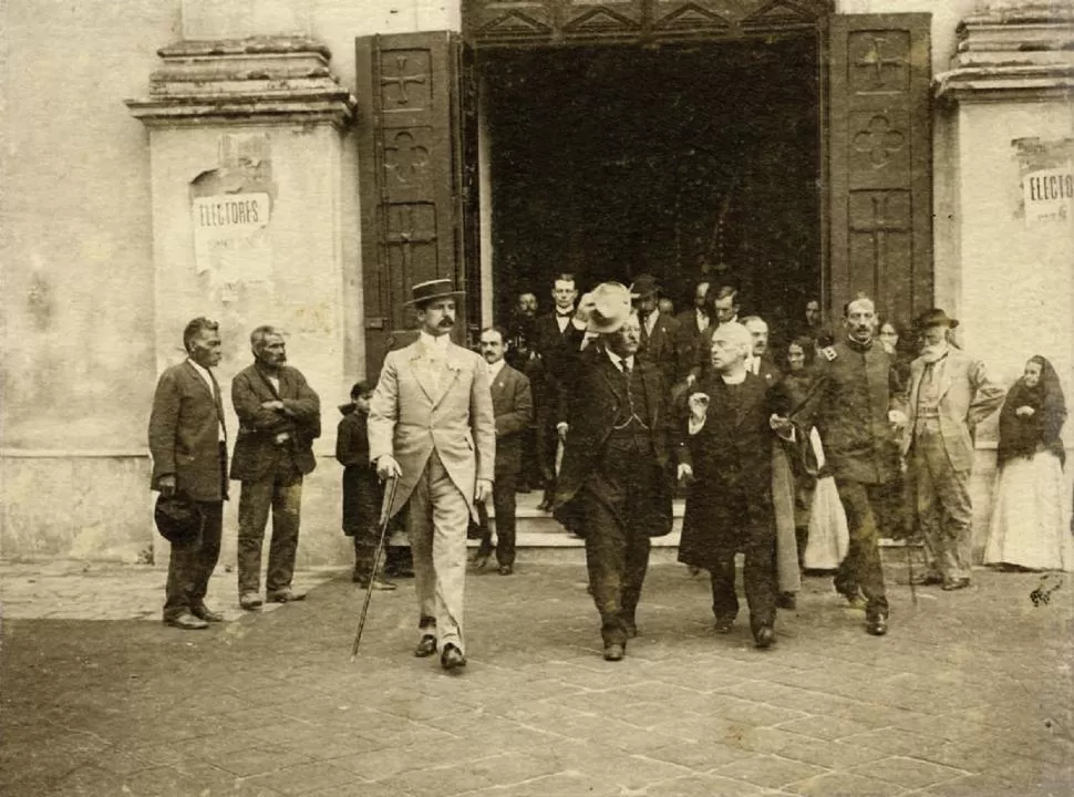  TEODORO ROOSEVELT. Al centro, entre el gobernador Ernesto Padilla y un sacerdote, sale de la vieja iglesia de La Merced.