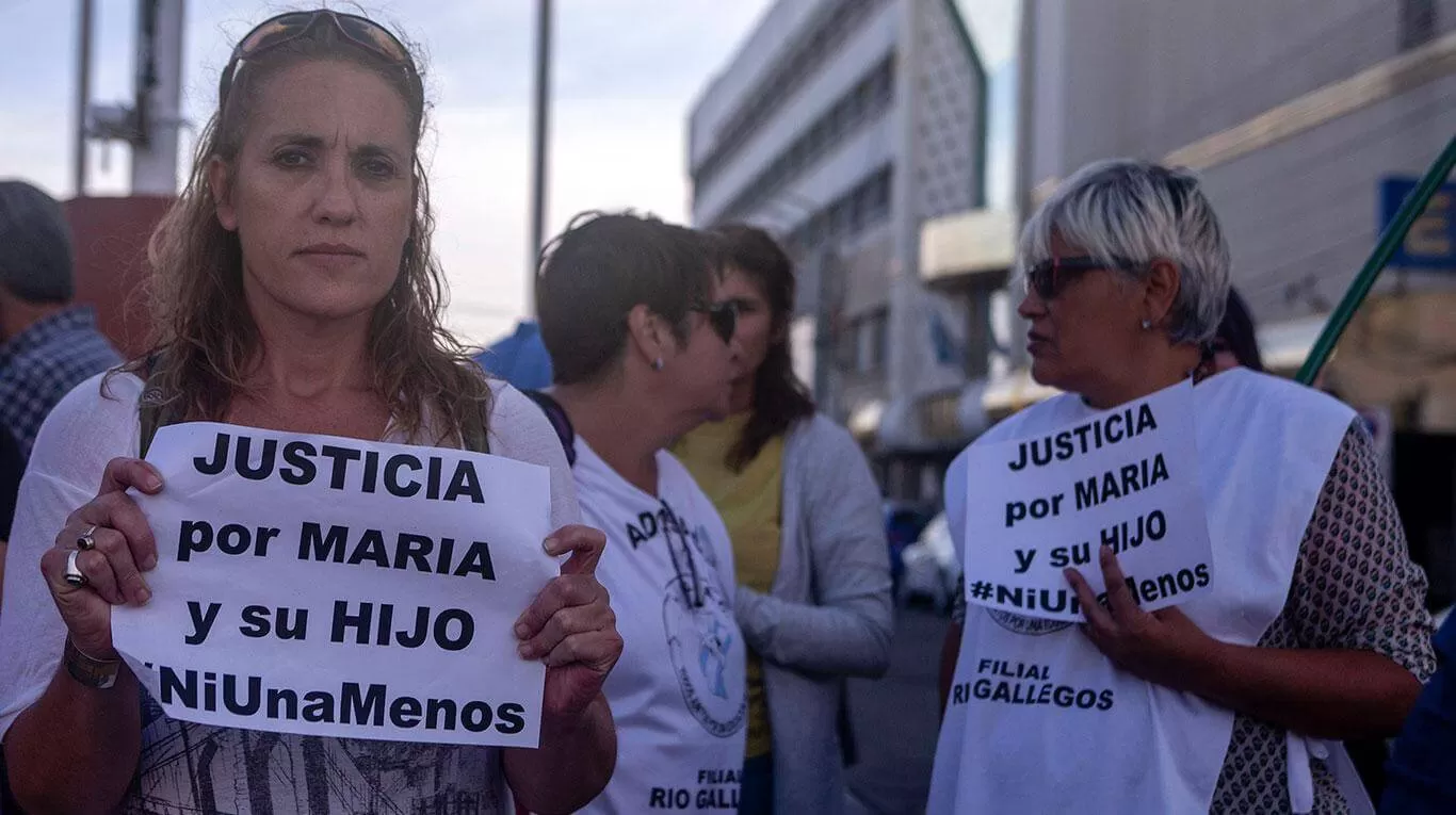Vecinos de Puerto Deseado reclamaron justicia por la violación de la turista salteña y el asesinato de su hijo / FOTO TÉLAM
