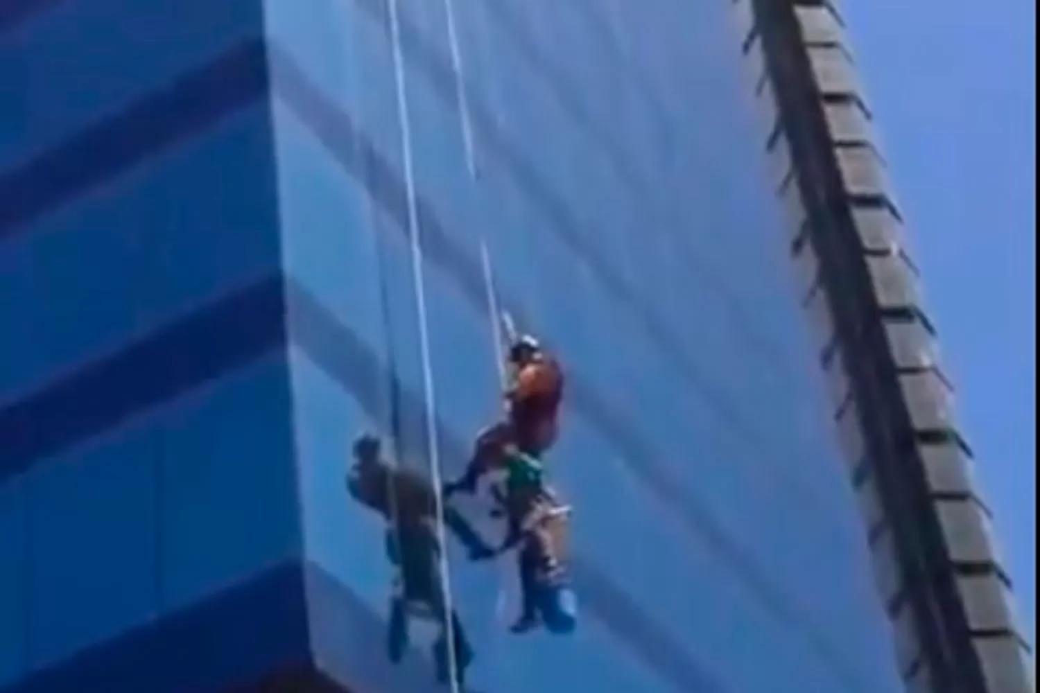 SOS. Personal del GER rescató al limpiavidrios en Puerto Madero. CAPTURA DE VIDEO.