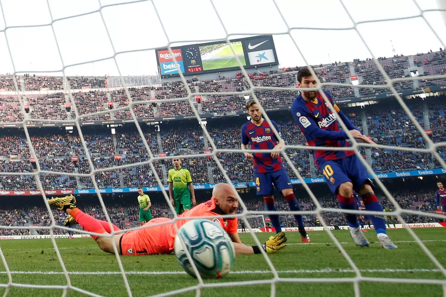 El cuarto gol de Messi fue otra joyita. (REUTERS)