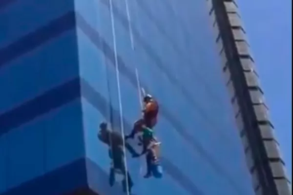 De película: rescataron a un limpiavidrios que quedó colgado de una torre en Puerto Madero