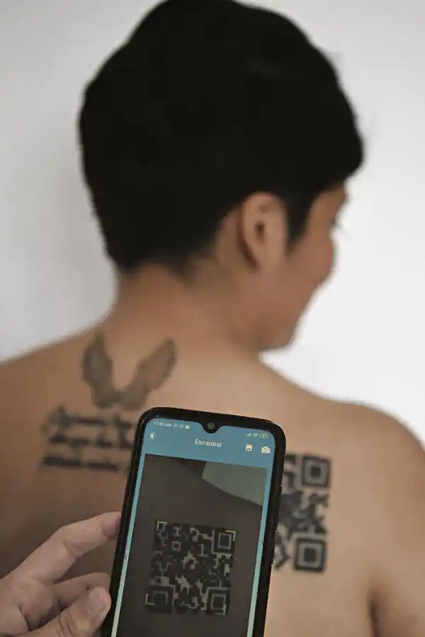 CÓDIGO QR EN LA PIEL. Natalia Mamaní invita a visibilizar un mundo autorreferencial. 