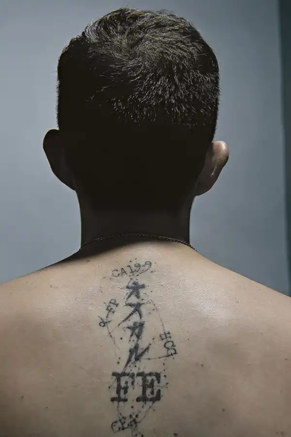 EL VALOR DE LA LUCHA DIARIA. Oscar Lucero se grabó tatuajes con significado en su pantorrilla y en su espalda.  